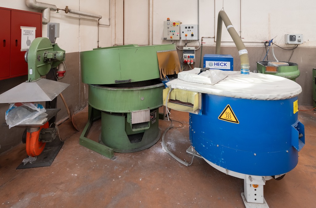 Vibratory grinding system source